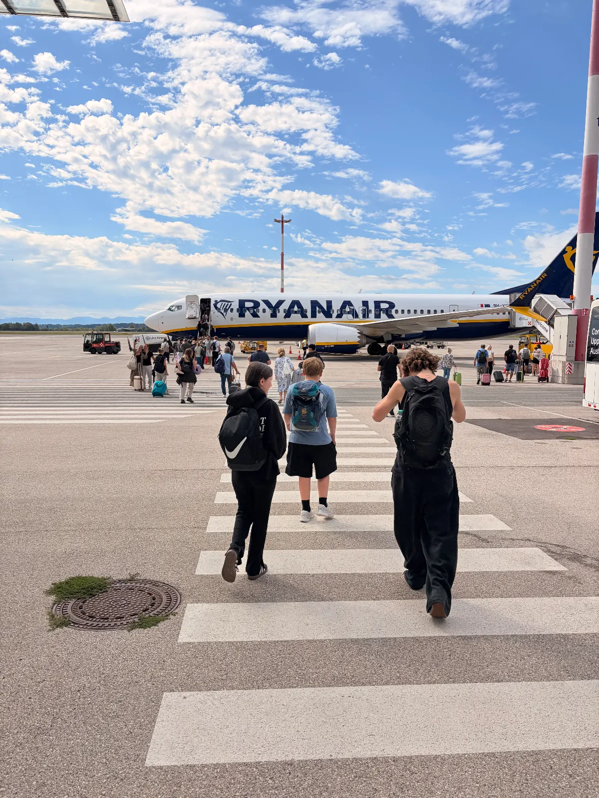 Passagiere besteigen ein Flugzeug.